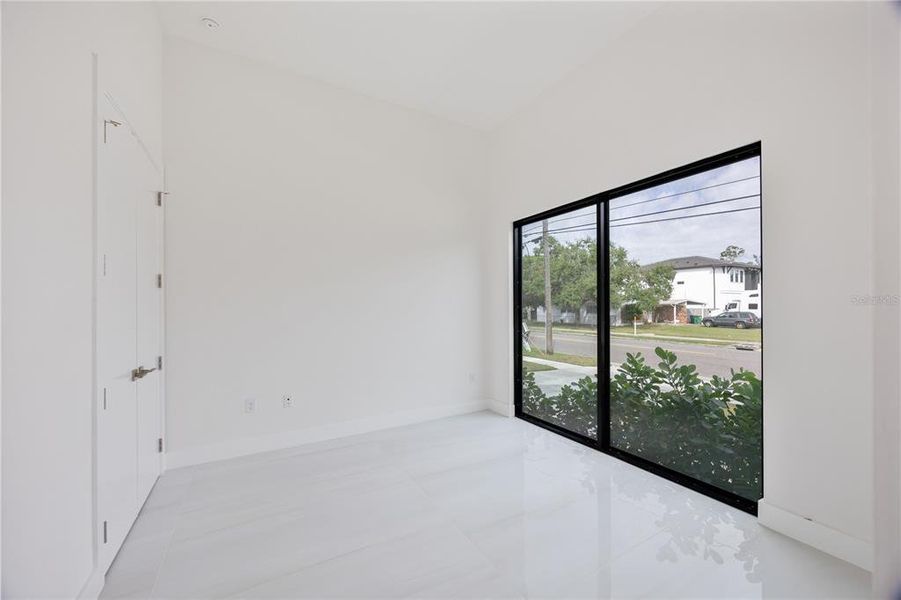 Spacious, unfurnished interior of a new home in , Tampa (Image 37).
