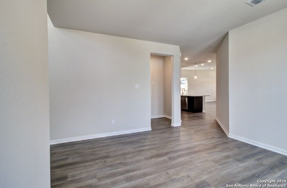Spacious, unfurnished interior of a new home in Stream Waters, Seguin (Image 21).