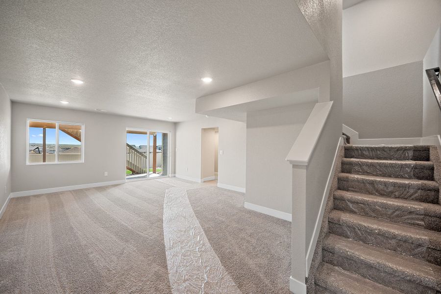 Spacious, unfurnished interior of a new home in Trails at Aspen Ridge-3, Colorado Springs (Image 19).