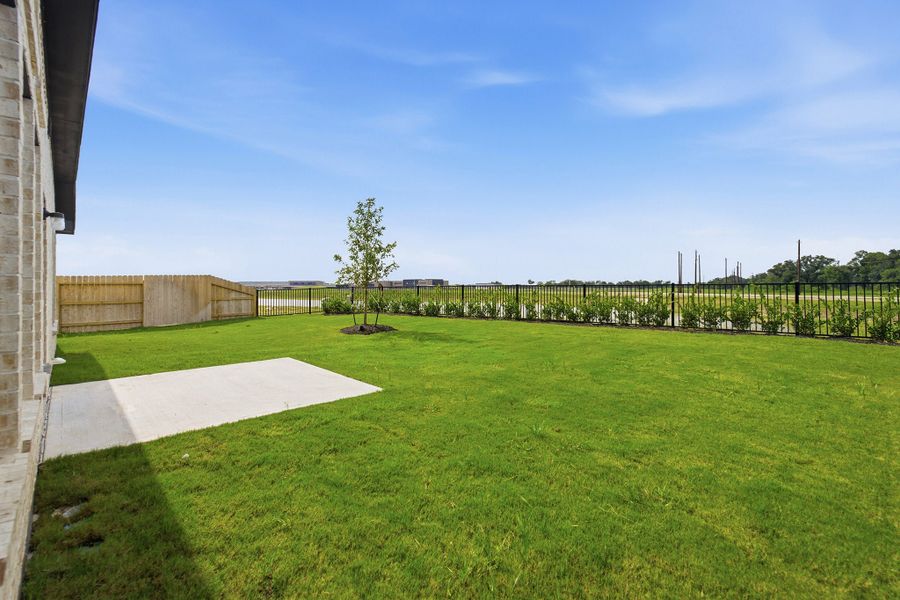 Exterior details and patio area of a home in Ashland, Angleton (Image 4).