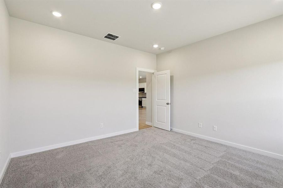 Spacious, unfurnished interior of a new home in Hickory Hill, Sherman (Image 37).