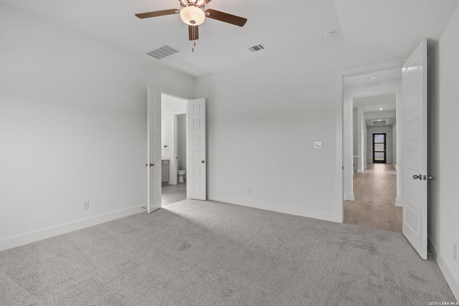 Spacious, unfurnished interior of a new home in Nopal Valley, San Antonio (Image 22).