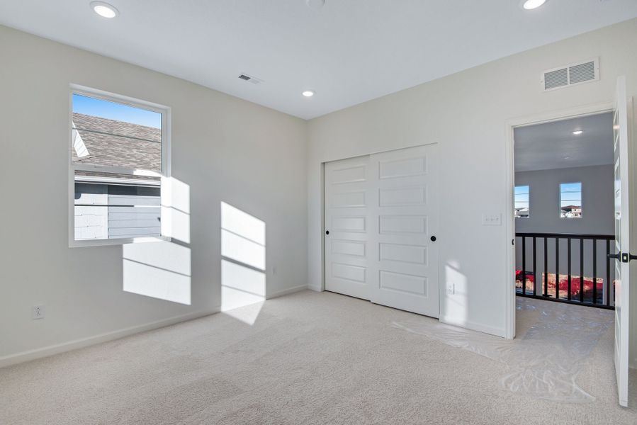 Spacious, unfurnished interior of a new home in Sterling Ranch, Littleton (Image 38).