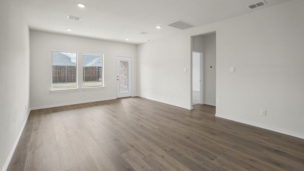 Spacious, unfurnished interior of a new home in Hanolley Hills, Sherman (Image 5).