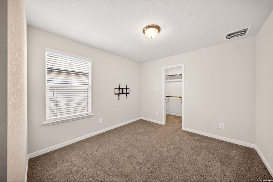 Spacious, unfurnished interior of a new home in Thomas Pond, San Antonio (Image 23).