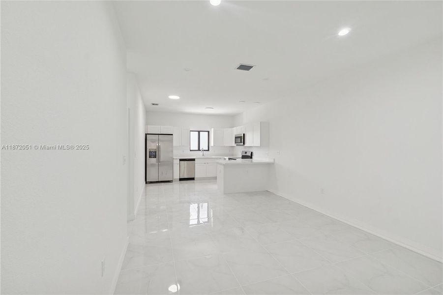 Spacious, unfurnished interior of a new home in , Miami (Image 13).