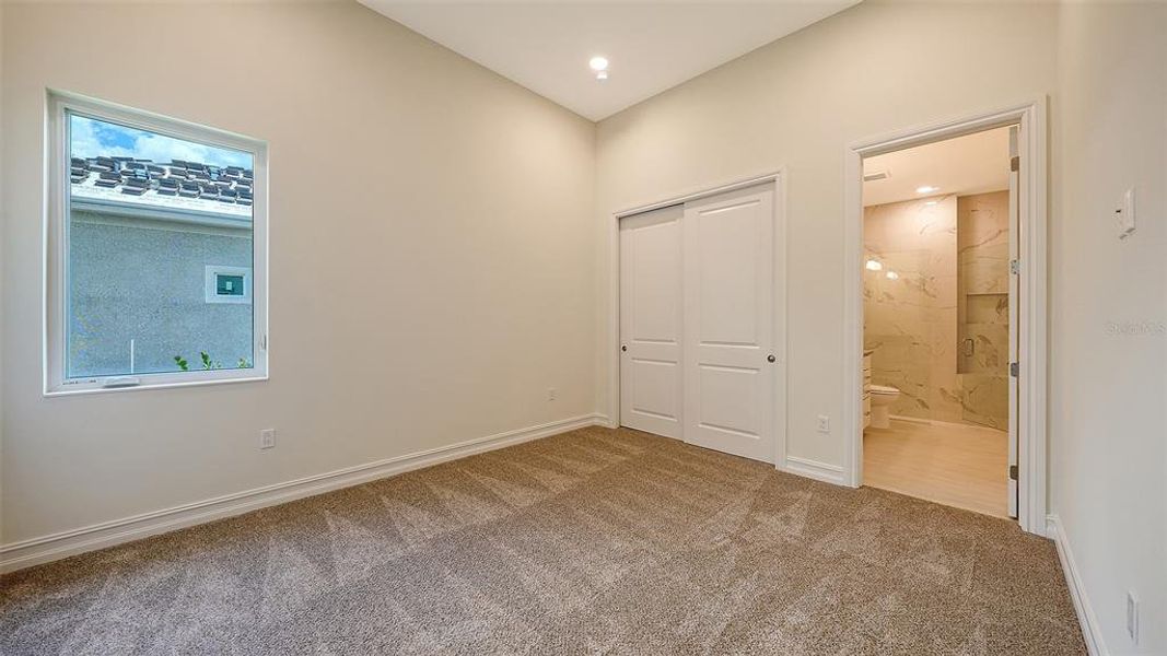 Spacious, unfurnished interior of a new home in , Sarasota (Image 12).