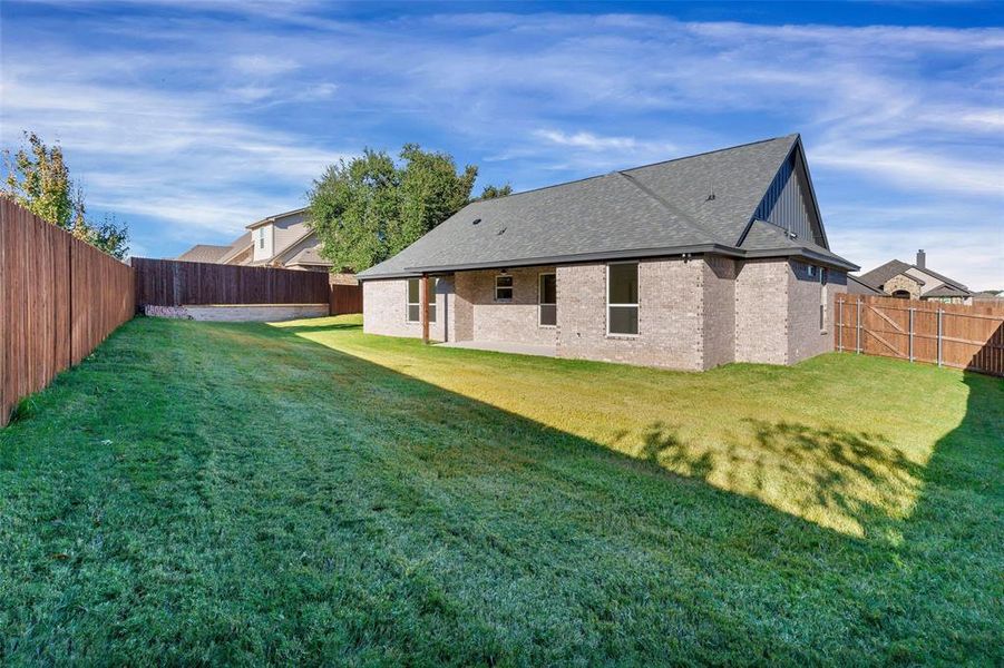Exterior details and patio area of a home in , Granbury (Image 3).