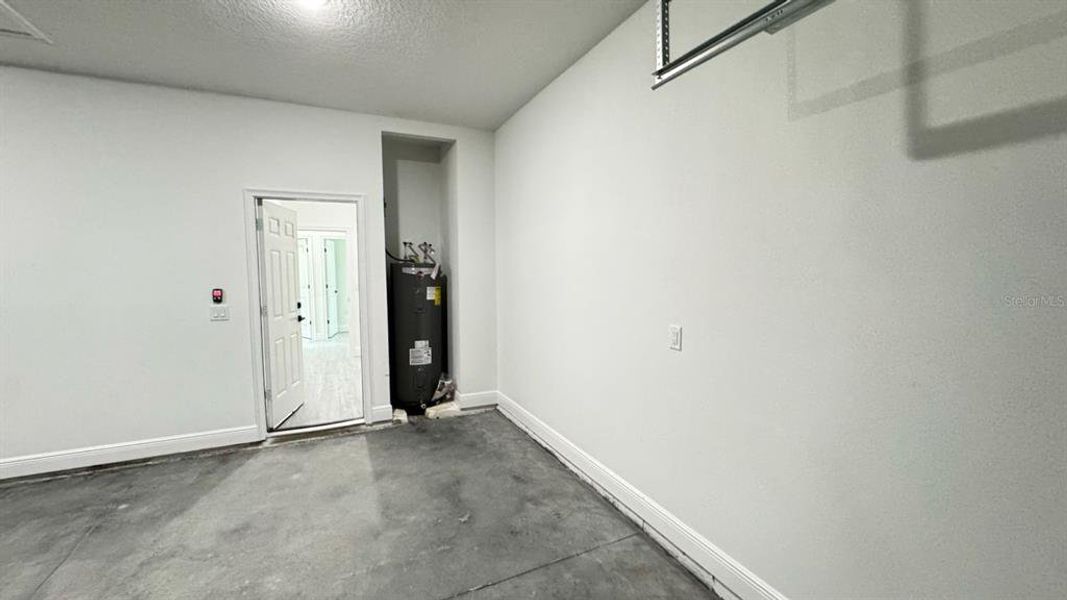 Spacious, unfurnished interior of a new home in , Citrus Springs (Image 22).