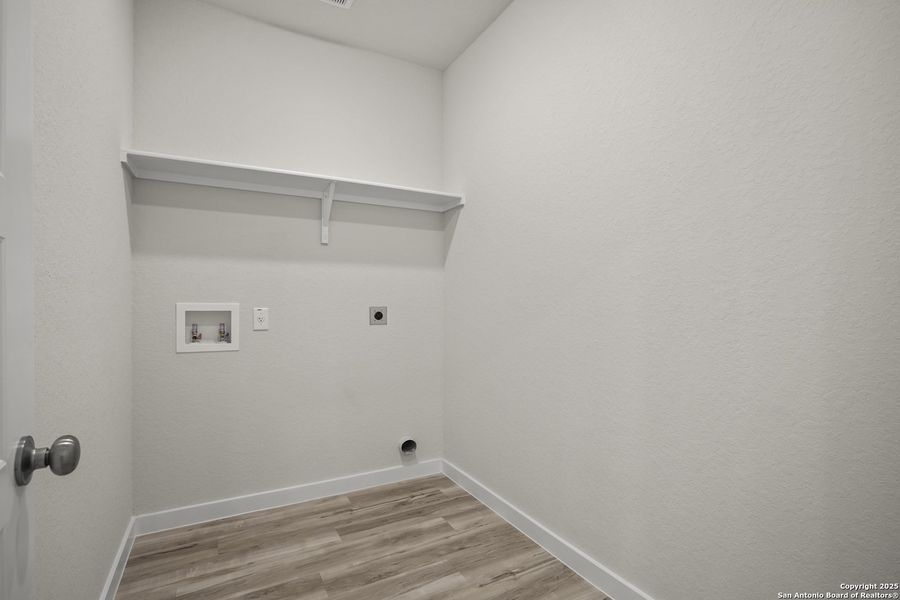 Spacious, unfurnished interior of a new home in Rosemont Hill, San Antonio (Image 22).