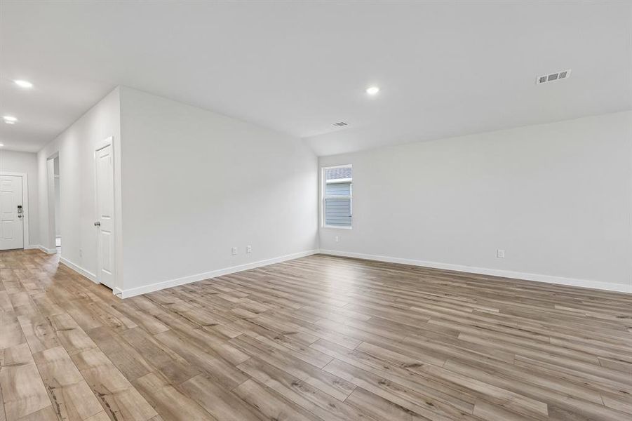 Spacious, unfurnished interior of a new home in Middlefield Village, Dallas (Image 29).