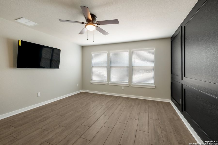 Spacious, unfurnished interior of a new home in , Lakehills (Image 15).
