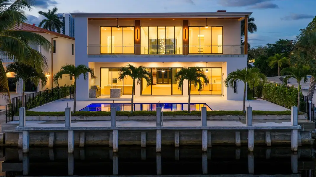 Condo located in Pompano Beach, FL showcasing its design and architecture (Image 3).