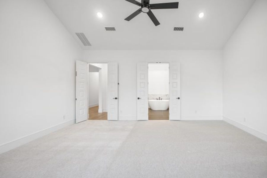 Spacious, unfurnished interior of a new home in Heath Golf and Yacht Club, Heath (Image 39).