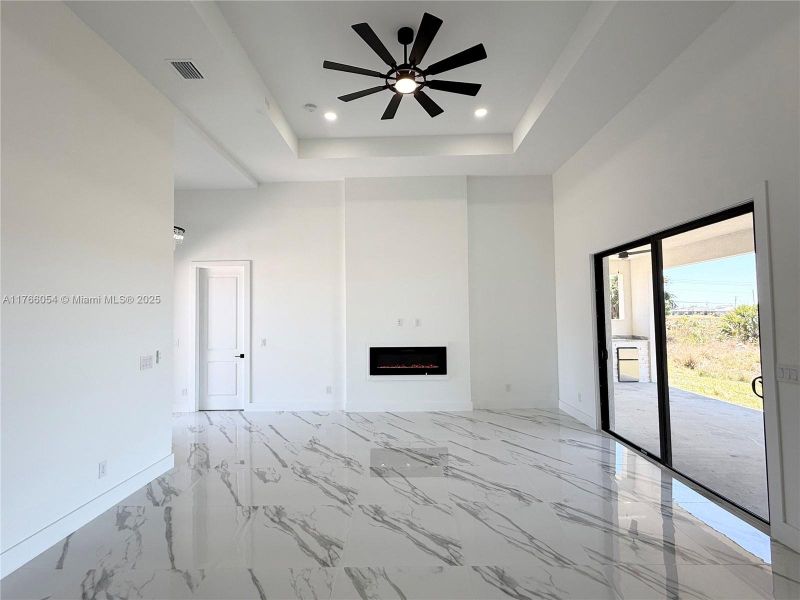 Spacious, unfurnished interior of a new home in , Cape Coral (Image 16).