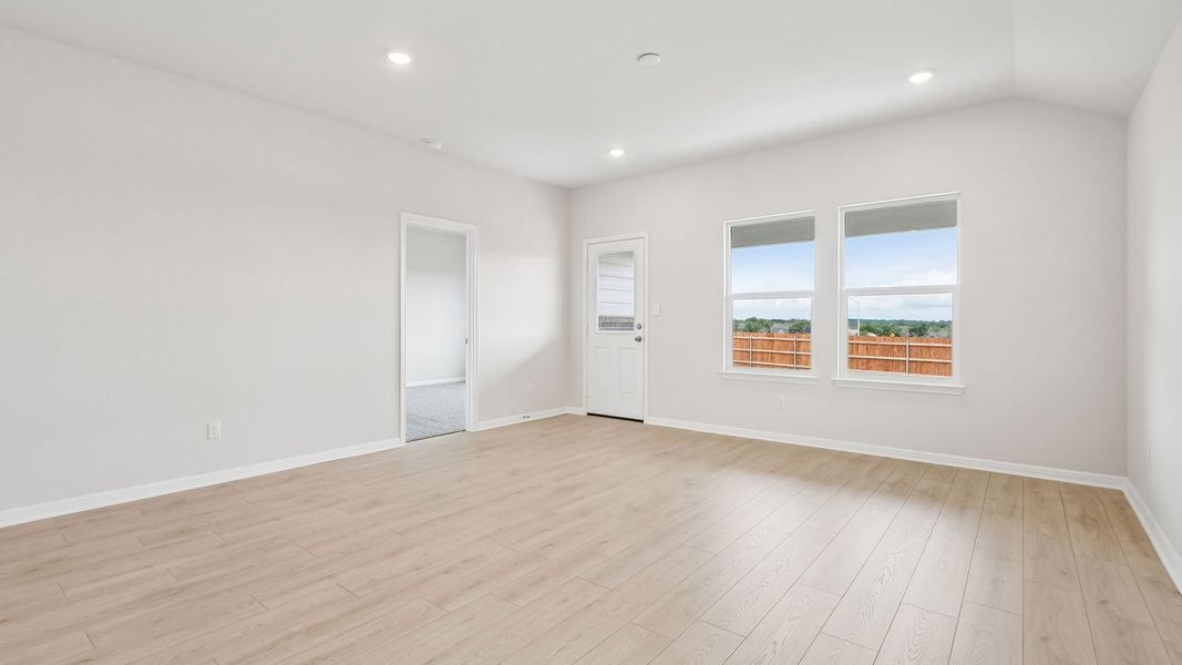 Spacious, unfurnished interior of a new home in Thunder Rock, Marble Falls (Image 14).