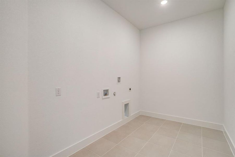 Spacious, unfurnished interior of a new home in Waterfall Ranch, Waxahachie (Image 36).