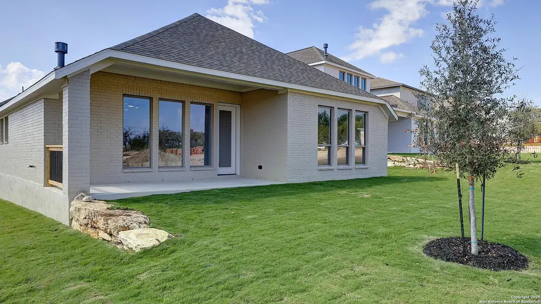 Exterior details and patio area of a home in Esperanza 50', Boerne (Image 3).