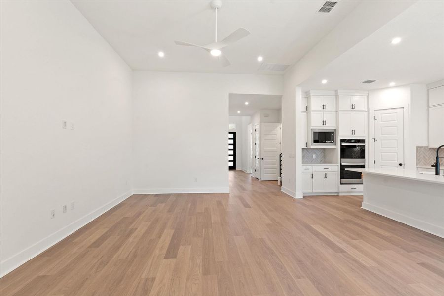 Spacious, unfurnished interior of a new home in Persimmon, Buda (Image 23).