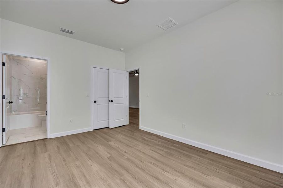 Spacious, unfurnished interior of a new home in , Tampa (Image 40).