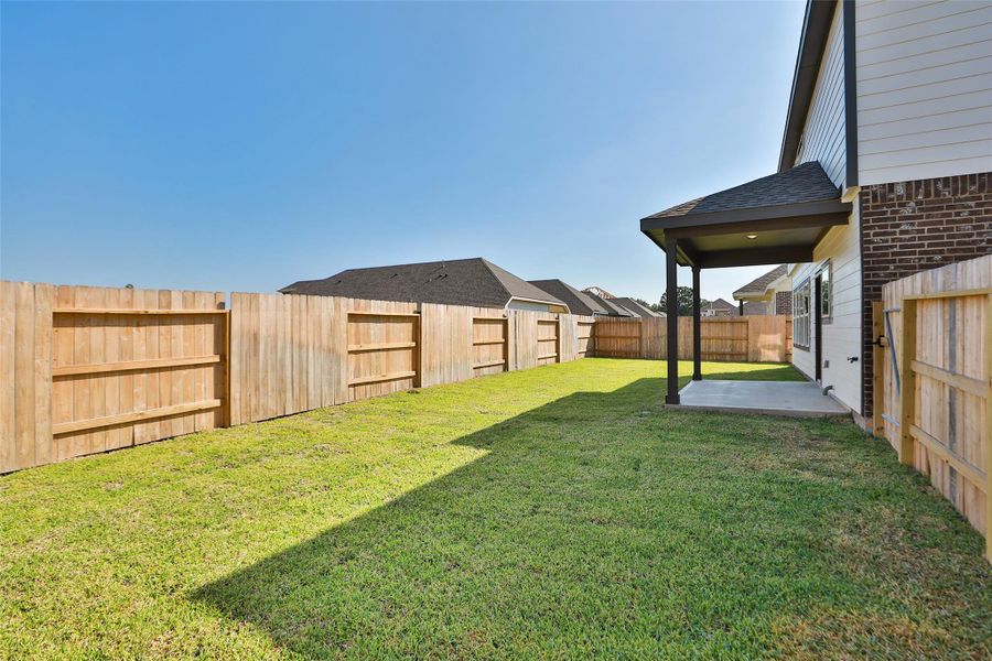 Exterior details and patio area of a home in Ellis Cove, Seabrook (Image 15).