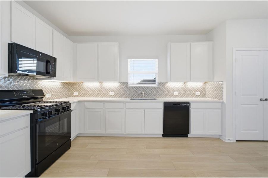 Furnished interior view inside a new home in Saddlebrook Estates, Waxahachie (Image 7). Furnished interior view inside a new home in Saddlebrook Estates, Waxahachie (Image 7).