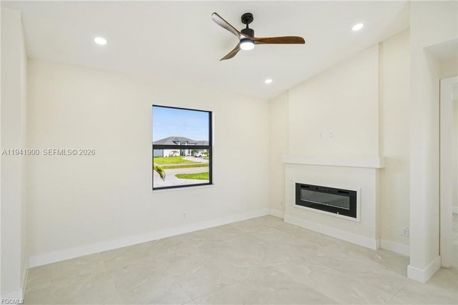 Spacious, unfurnished interior of a new home in , Cape Coral (Image 17).