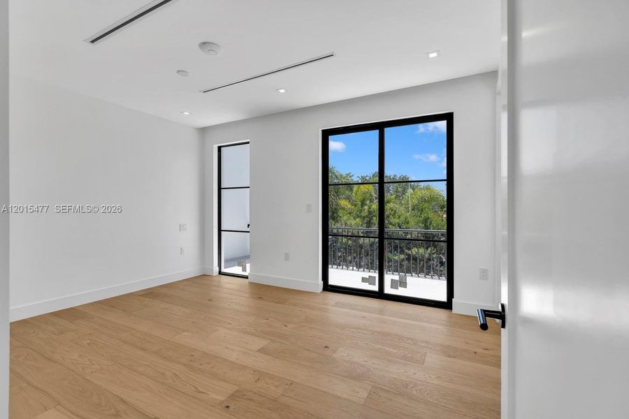 Spacious, unfurnished interior of a new home in , Coral Gables (Image 17).