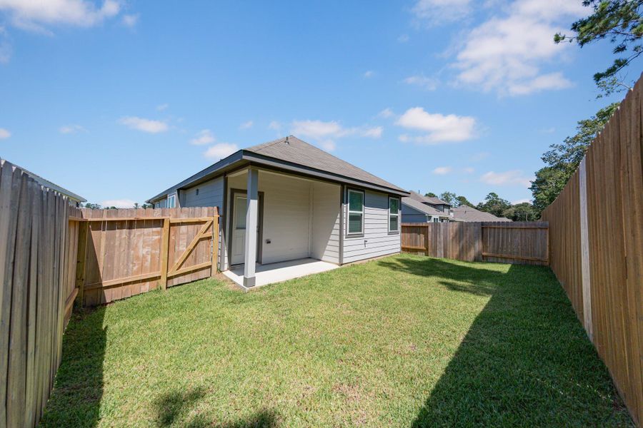 Exterior details and patio area of a home in River's Edge, Conroe (Image 3).