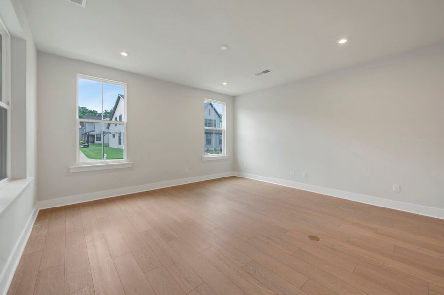 Spacious, unfurnished interior of a new home in Seven Oaks, Belmont (Image 18).