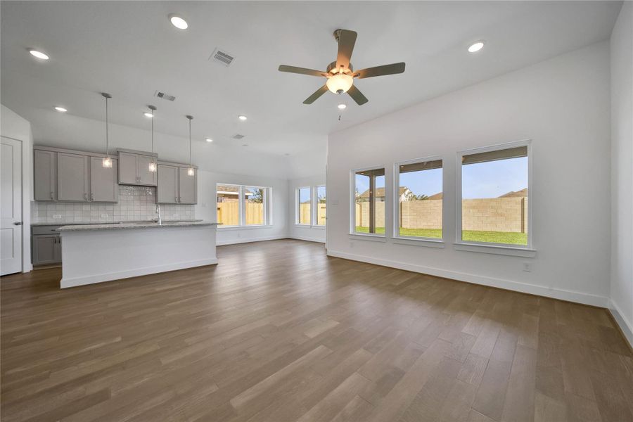 Spacious, unfurnished interior of a new home in , Rosharon (Image 12).