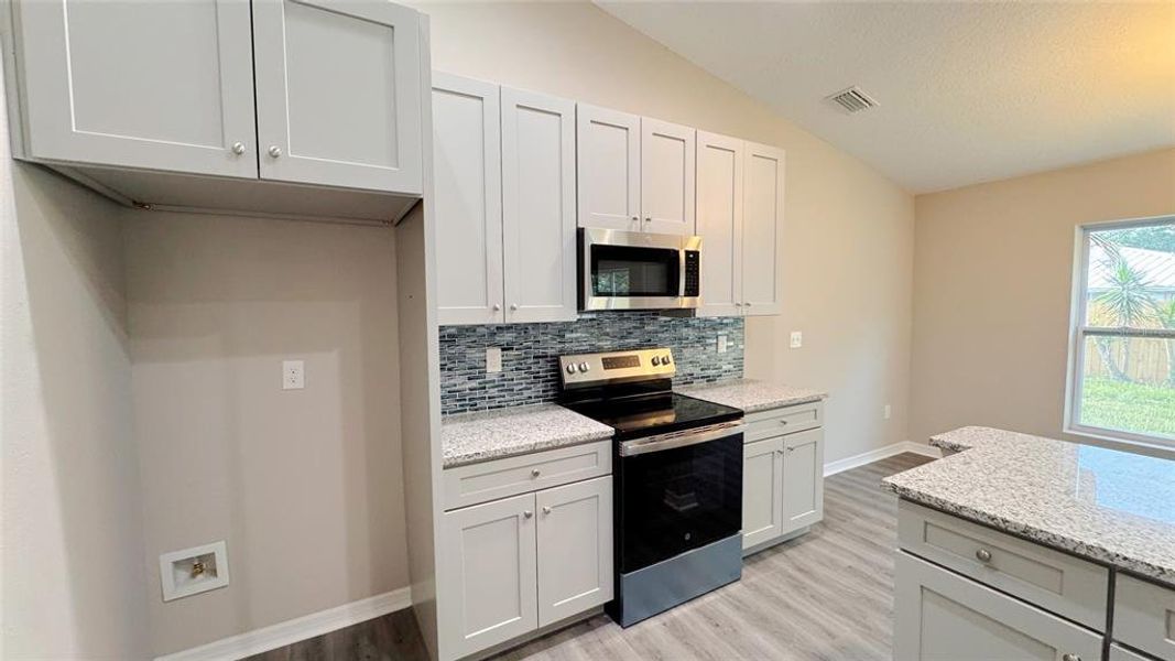 Furnished interior view inside a new home in , Orlando (Image 11).