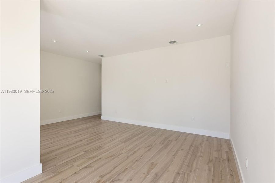 Spacious, unfurnished interior of a new home in , Miami (Image 36).