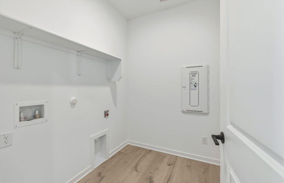 Spacious, unfurnished interior of a new home in Sunfield, Buda (Image 25).