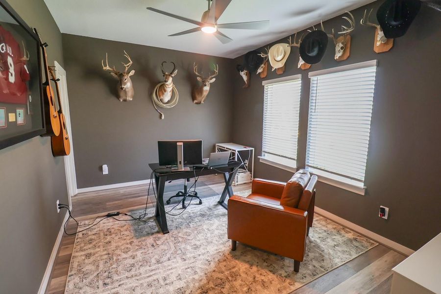 Office space with brand new flooring and paint. Office space with brand new flooring and paint.