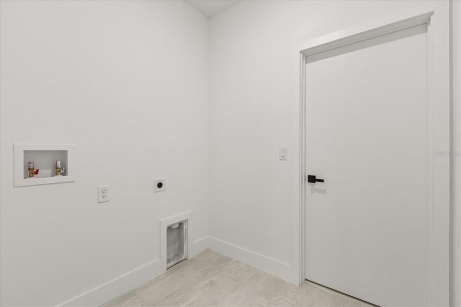 Spacious, unfurnished interior of a new home in , Ocala (Image 27).