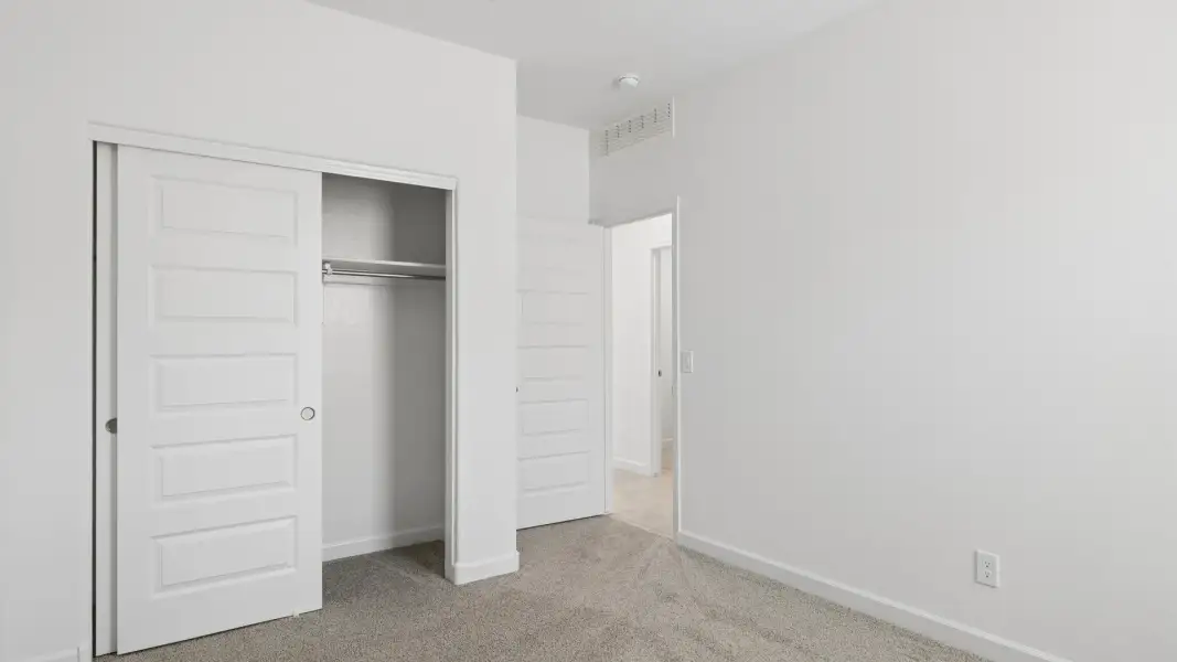 Spacious, unfurnished interior of a new home in Quail Ranch, San Tan Valley (Image 25).