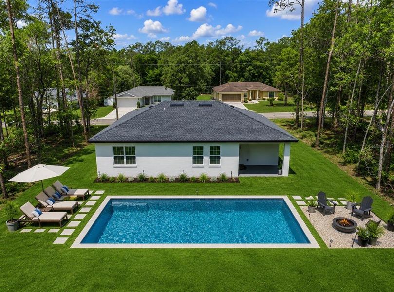 Exterior details and patio area of a home in , Dunnellon (Image 21).