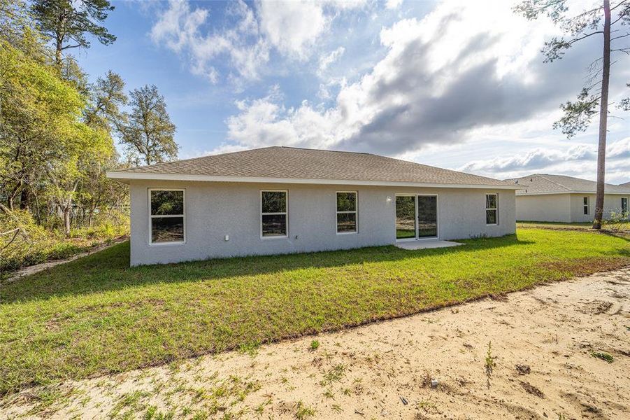Exterior details and patio area of a home in , Dunnellon (Image 3).