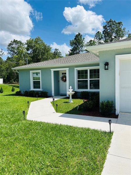 Exterior details and patio area of a home in , Dunnellon (Image 4).