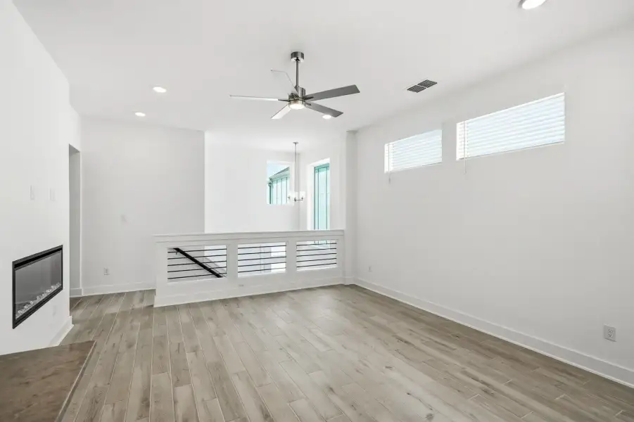 Spacious, unfurnished interior of a new home in Rose Hill, San Antonio (Image 23).