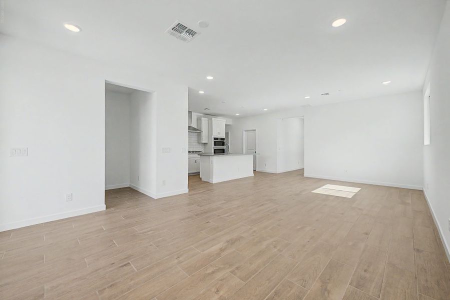 Spacious, unfurnished interior of a new home in Sunrise, Surprise (Image 5).