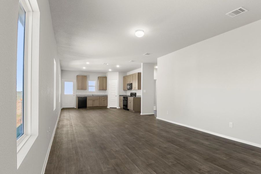 Spacious, unfurnished interior of a new home in Harvest Ridge, Elgin (Image 21).