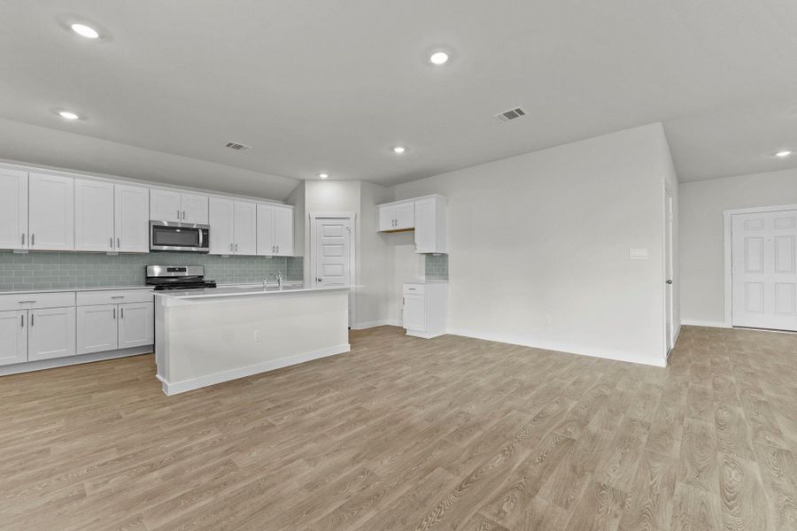 Spacious, unfurnished interior of a new home in Hartland Ranch, Lockhart (Image 15).