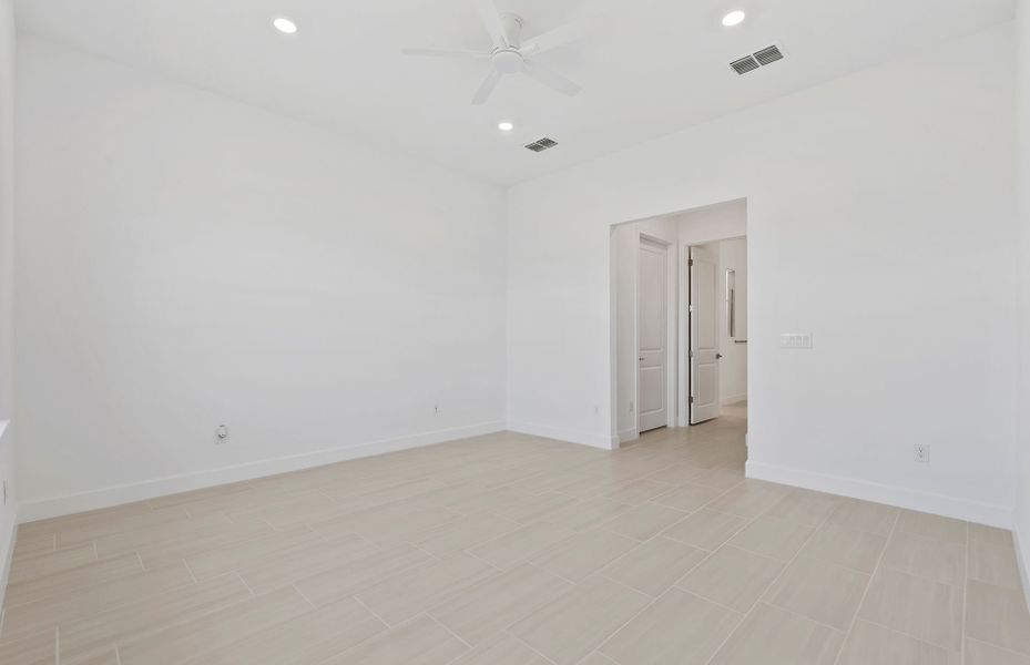 Spacious, unfurnished interior of a new home in Shores at Stillwater, Englewood (Image 18).