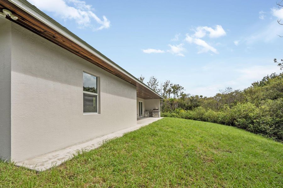 Exterior details and patio area of a home in , Fort Pierce (Image 26).