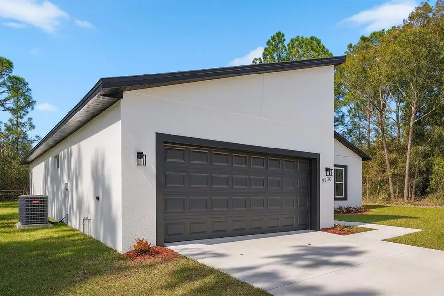 Exterior details and patio area of a home in , Dunnellon (Image 4).