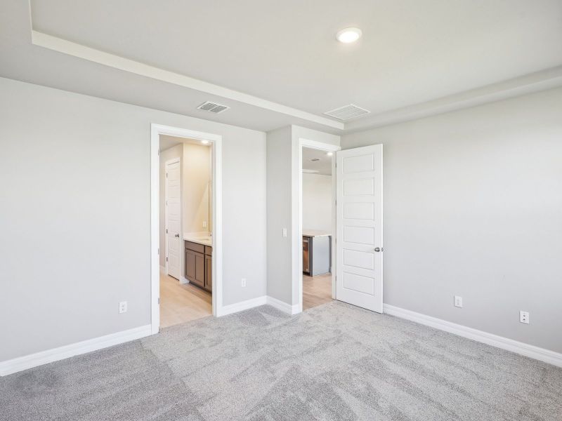 Spacious, unfurnished interior of a new home in Crescent Lakes - Reserve Series, Punta Gorda (Image 24).