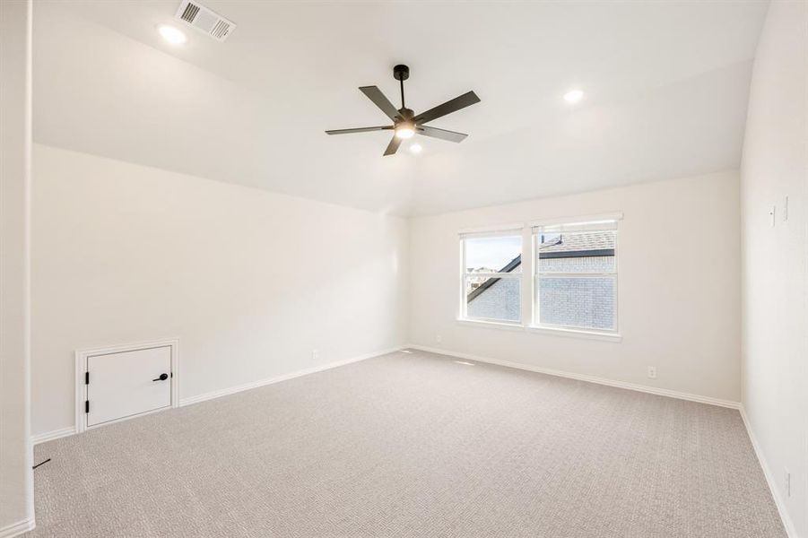 Spacious, unfurnished interior of a new home in The Oaks, Red Oak (Image 36).