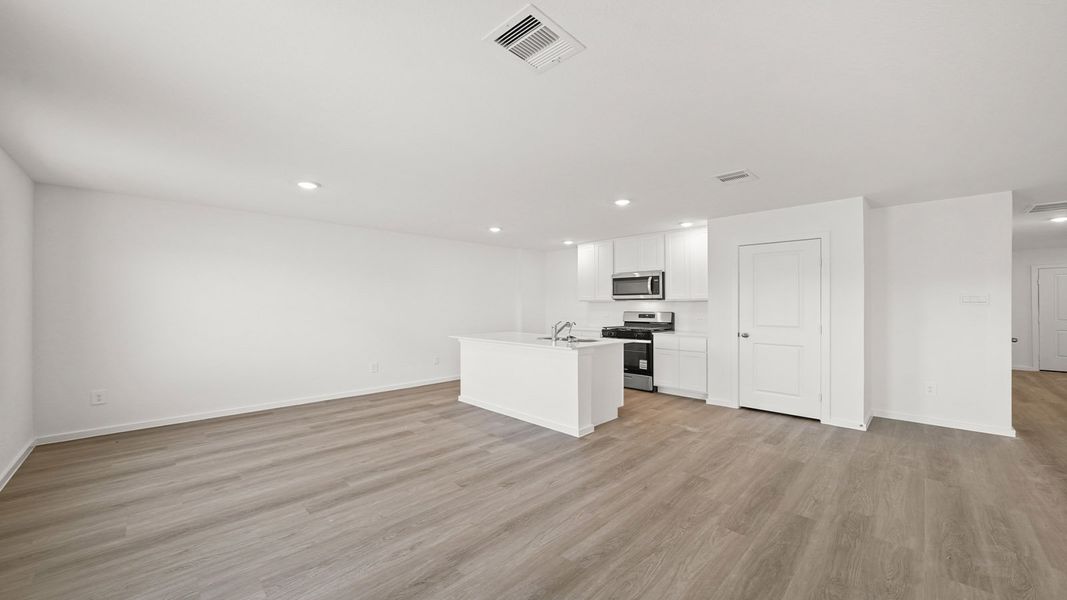 Representative unfurnished interior of a home built from the Callahan by D.R. Horton in Lexington Heights, Willis (Image 18).